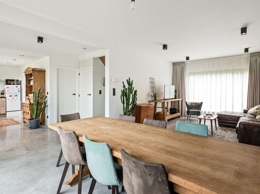 Gerenoveerde open bebouwing met 3 slaapkamers, bureau en groene vergezichten in Geel<br />
Op zoek naar een ruime en smaakvol gerenoveerde gezinswonin