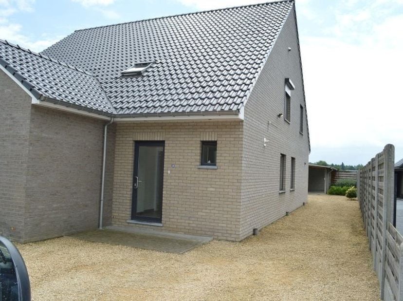 Indeling : inkomhall, apart toilet, woonkamer met open keuken (keukenmeubel voorzien van kookvuur, dampkap en frigo) met aansluitend terras, berging &amp;