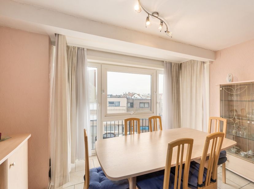 [[ DIT PAND NEEMT DEEL AAN DE ERA OPEN HUIZEN DAG OP 13/6 VAN 9:30 TOT 10:30 ]] Blankenberge: Op te frissen appartement met 2 slaapkamers en terras te
