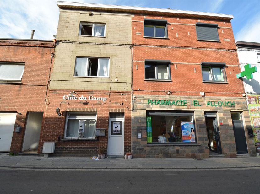 VIRTUAL TOUR: https://fr.envisite.net/v01047<br />
L'Etude des propri&amp;eacute;taires biedt u een commercieel gebouw met een woongedeelte op de eerste v