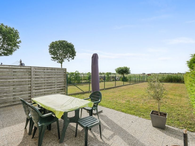 Wenduine: Bel-étage woning te koop in een rustige buurt met open zicht op de velden en een inpandige garage! (MEUBELS INEBGREPEN IN DE PRIJS)Deze prac