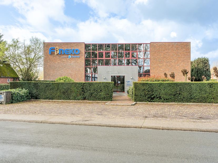 Dit goed ingedeelde kantoorgebouw biedt een efficiënte en professionele werkomgeving, ideaal voor bedrijven die nood hebben aan zowel individuele kant