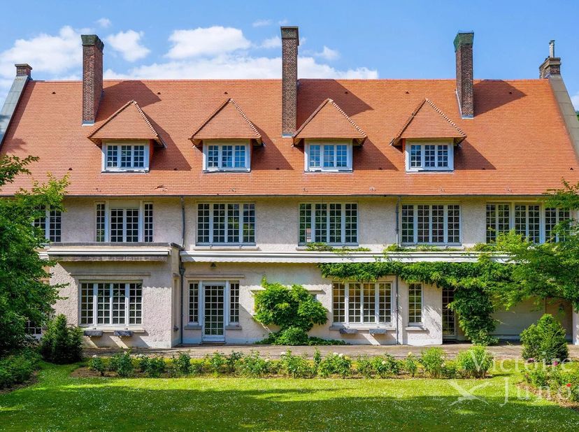 Victoire Properties stelt u in exclusiviteit deze uitzonderlijke eigendom voor: een prachtige, te renoveren woning gelegen op een terrein van 6000 m²