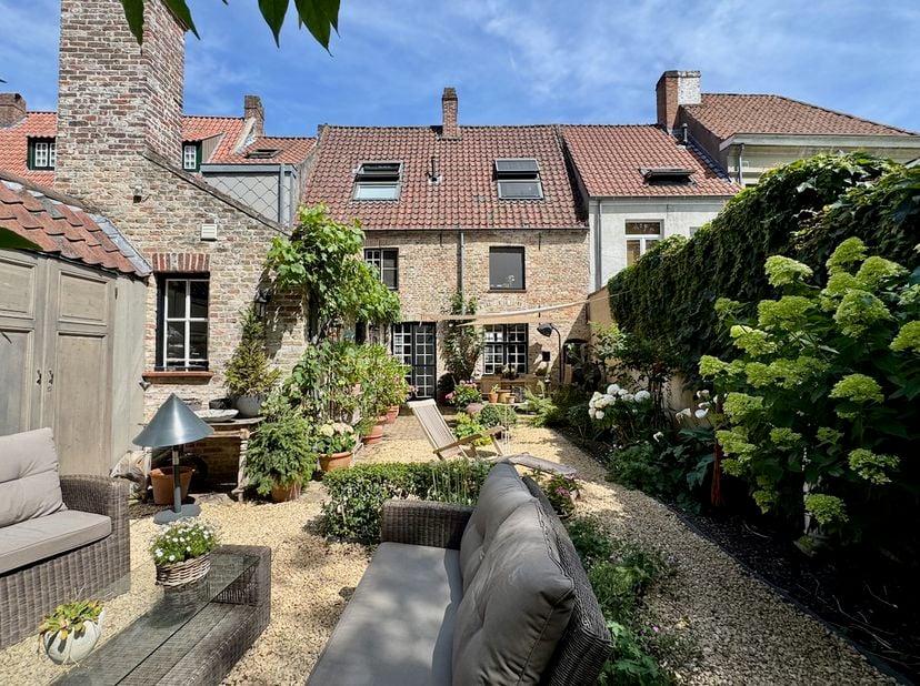 Achter deze prachtige Brugse dubbele trapgevel gelegen in het historische Onze-Lieve-Vrouwekwartier schuilt een bijzonder charmante stadswoning met ee
