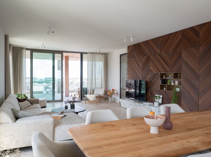 <br />
Op de 13de verdieping van het prestigieuze gebouw Pergola, in de vernieuwde wijk de Nieuwe Dokken in Gent, bevindt zich deze exclusieve penthou
