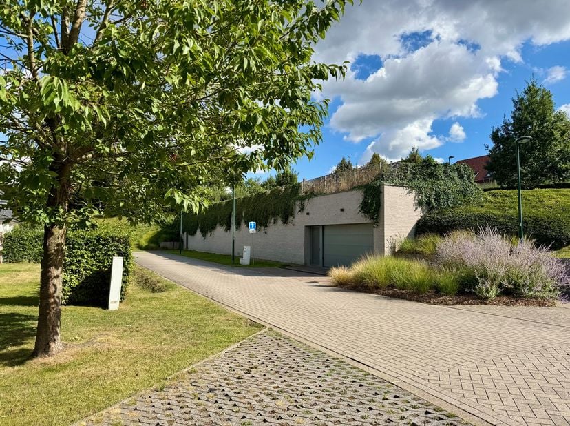 Garage te koop in ,
                    1410 Waterloo