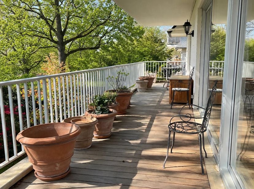 Victoire-Junot vous propose cet élégant appartement 4 façades d'une superficie de ± 277m² + terrasse. Situé dans une une avenue calme et arborée, il s