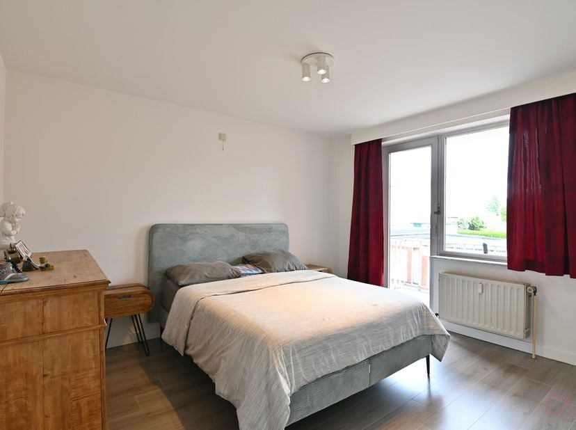 Dit instapklaar appartement, INCLUSIEF garagebox en kelderberging,&amp;nbsp; ligt op zeer gunstige locatie in residentie "Tichelrij".&amp;nbsp; De ligging van