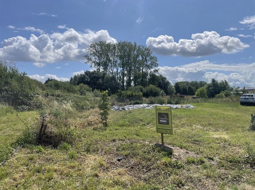 Prix: 35.000 €, frais d'agence non inclus et à charge de l'acquéreur.<br />
<br />
<br />
Situé dans secteur calme, terrain à bâtir proposant 12 mèt