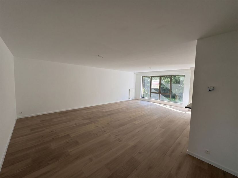 Prachtig 3-slaapkamer appartement op rustige locatie <br />
Ligging: <br />
Het appartement is gelegen in Brasschaat, op een rustige locatie. Naburige