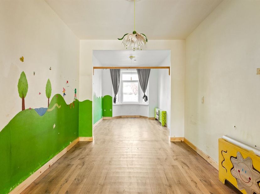 Deze woning is gelegen aan de Ter Rivierenlaan in Deurne, een brede en vlot bereikbare straat die de Turnhoutsebaan met de Ter Heydelaan verbindt. De