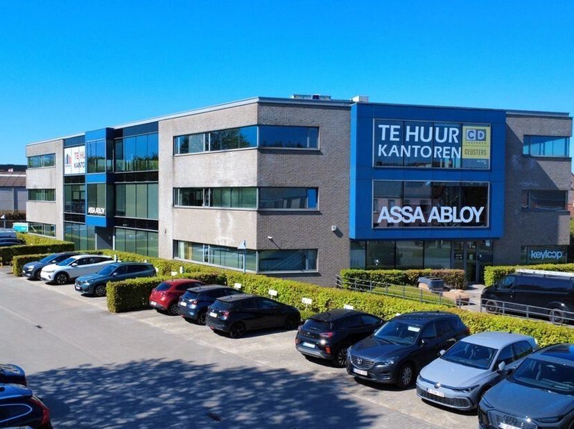 570m² instapklare kantoren (uitbreidbaar tot 1220m²)<br />
Ligging: vlakbij afrit E40 en R4, bereikbaar met openbaar vervoer<br />
Specificaties: deel