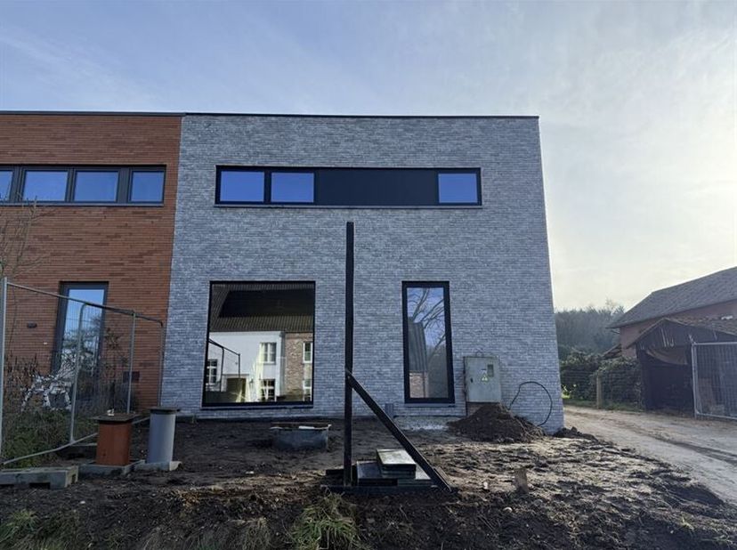 Stijlvolle nieuwbouwwoning met moderne architectuur, met kelder, garage en carport, in een rustige, groene omgeving<br />
Troeven<br />
- Casco plus n
