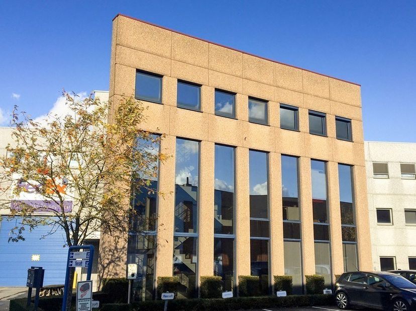 Cet espace de bureau prêt à l'emploi est situé dans la rue des Douze Apôtres à Sint-Denijs-Westrem, dans un emplacement extrêmement stratégique à prox