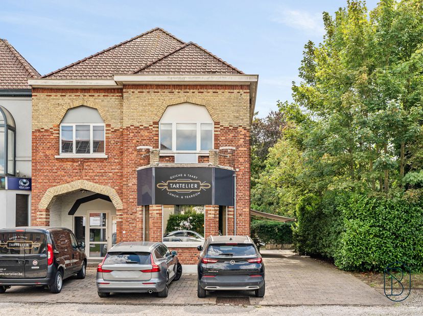 INVESTISSEMENT TOP SITUÉ composé dun commerce loué de 145 m² et dun appartement séparé de 105 m², situé sur un vaste terrain denviron +/- 1.200 m² ave