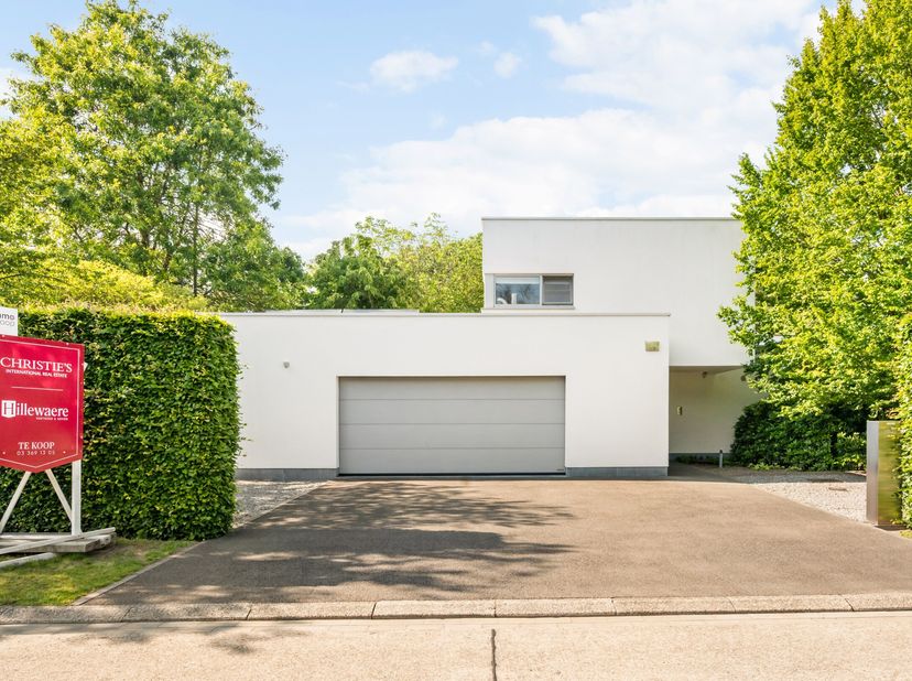 Cette magnifique maison économe en énergie est équipée de tout le confort moderne et est située dans une rue calme et verte à distance de marche du do