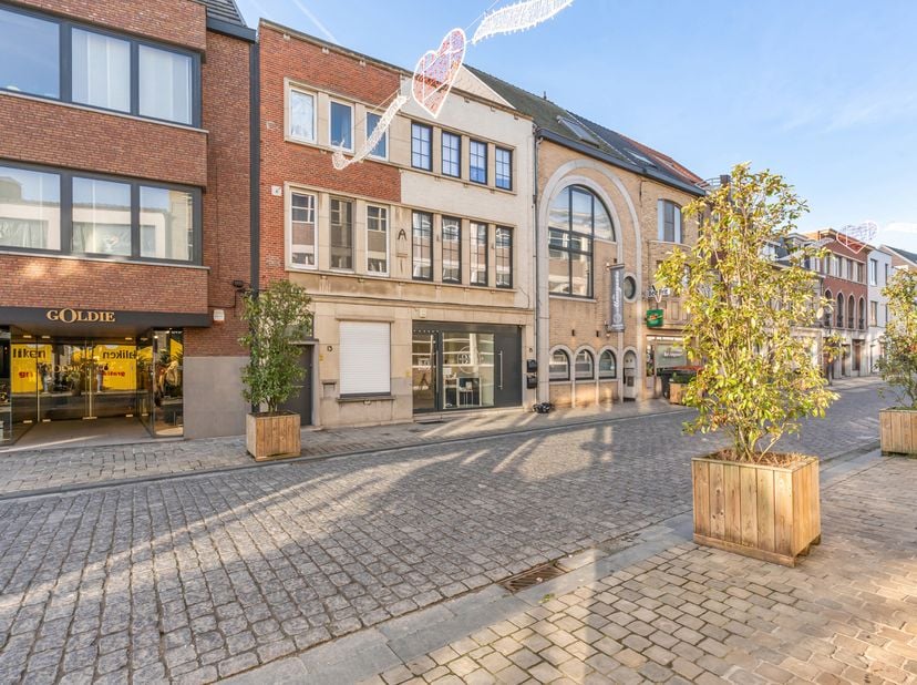 Multifunctioneel handelspand op een toplocatie. <br />
Ligging: Centraal gelegen in het Herentals met winkels, horeca, scholen in de nabije omgeving.