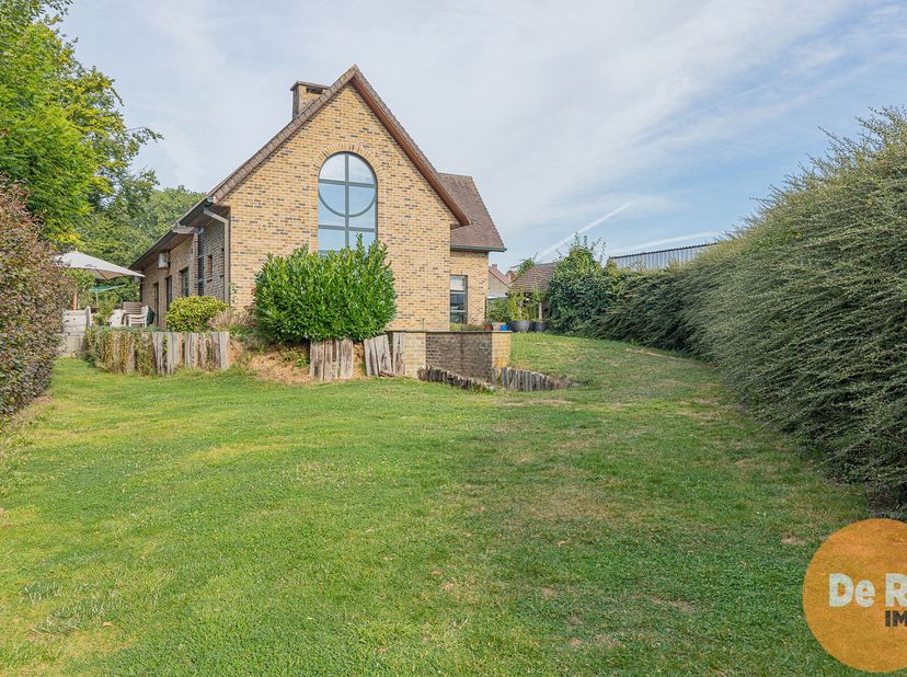 <br />
HERZELE – Verzorgde villa met multifunctionele loods (550m²) op centrale ligging.<br />
Deze eigendom omvat een instapklare villa met aansluite