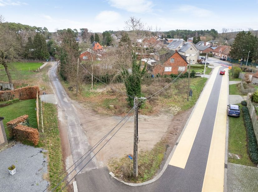 Bouwgrond voor open bebouwing op een strategisch hoekperceel in Langdorp. (Aarschot)<br />
<br />
Deze bouwgrond is gelegen langs de Oude Mechelseba