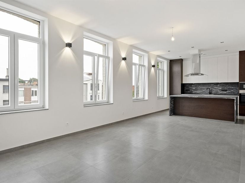 Ligging: Dit appartement is zeer centraal en gunstig gelegen in hartje Merksem. Verschillende scholen, winkels, horeca, sportgelegenheden en het openb