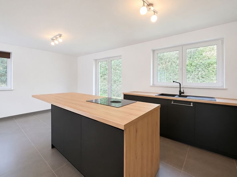 EASYHOME vous présente aujourd'hui cette magnifique construction de 2023 située dans le charmant village de Rendeux.<br />
Érigée sur une parcelle de