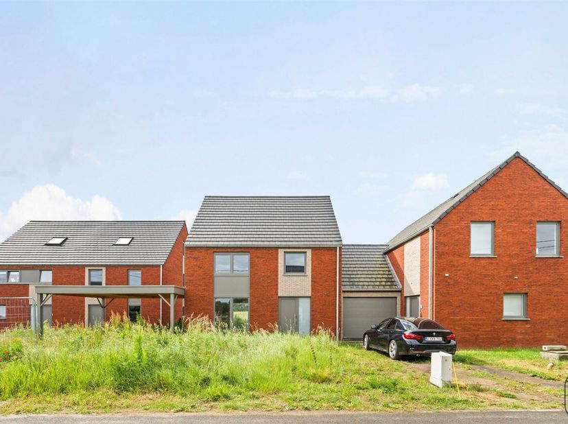 Situé à Lens, à côté de Chièvres: <br />
Maison neuve numéro 7 (lot7)  basse-énergie en construction traditionnelle avec  un carport, une terrasse et