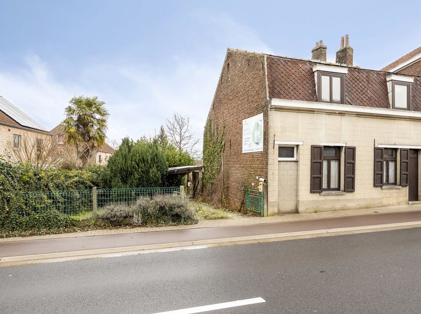 Op een gunstige locatie langs de Itterbeeksebaan bevindt zich deze af te breken woning op een perceel met interessante ontwikkelingsmogelijkheden.<br