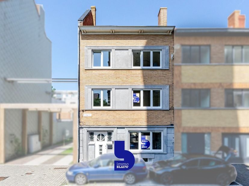 Op een uitzonderlijke ligging, vlak bij het strand en het bruisende stadscentrum van Oostende, bevindt zich deze indrukwekkende herenwoning aan het ch