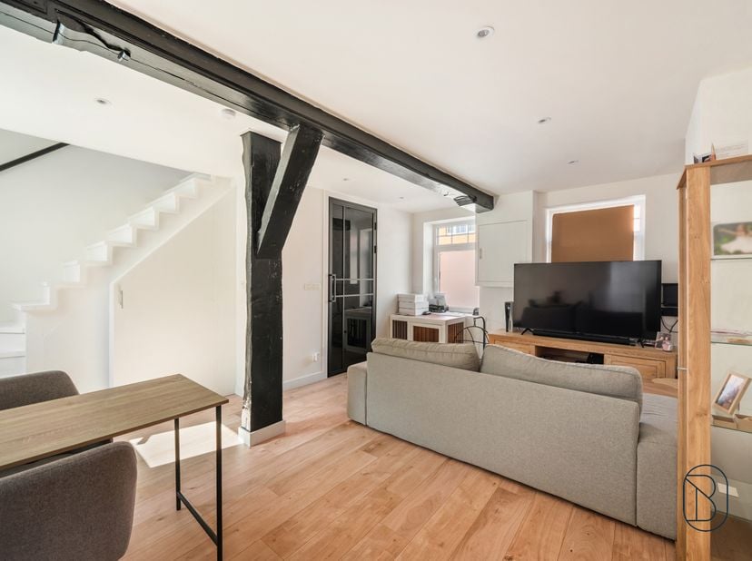 Op zoek naar een gezellige woning met een praktische indeling? Deze knusse woning beschikt over een bewoonbare oppervlakte van ca. 90 m² en omvat een