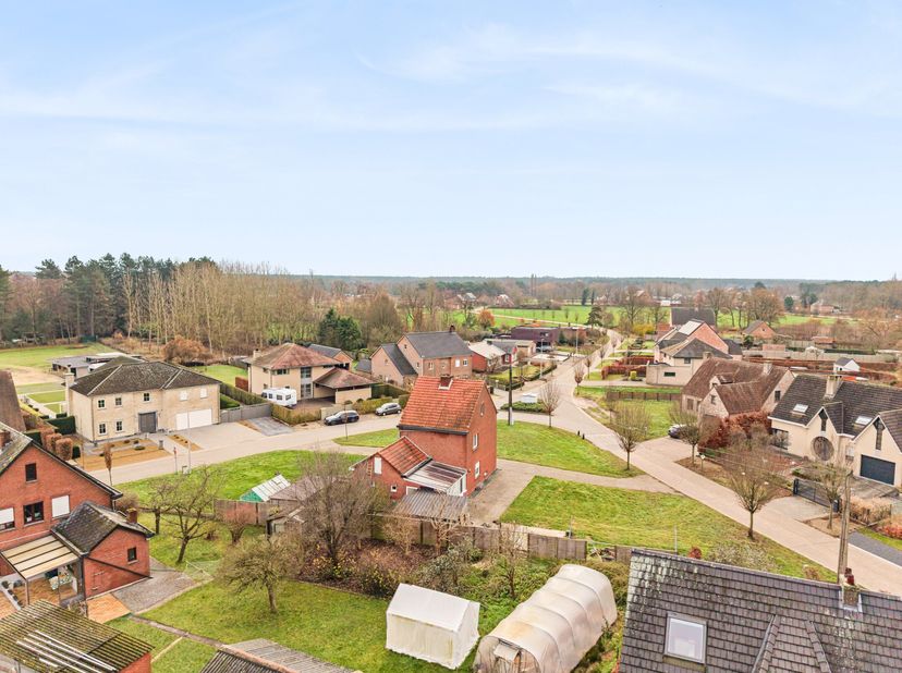 Perceel met verkavelingsmogelijkheden (2 open bebouwingen).<br />
Te renoveren woning gelegen in een rustige straat, op wandelafstand van het dorpscen