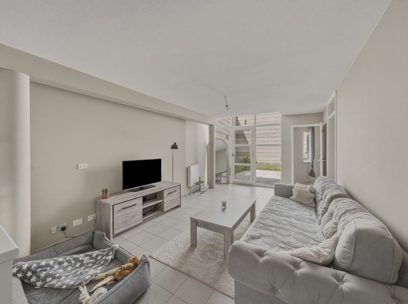 Investeer in een volledig verhuurd appartementsgebouw met drie woonentiteiten op een gunstige ligging in Oudenburg. Dit opbrengsteigendom biedt een ui