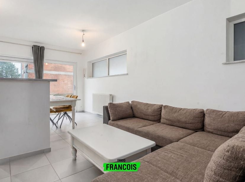 STUDIO AVEC PLACE DE STATIONNEMENT,<br />
près du centre dEgem<br />
Vous cherchez un studio clé en main bien situé ? Ce studio agréable au rez-de-cha