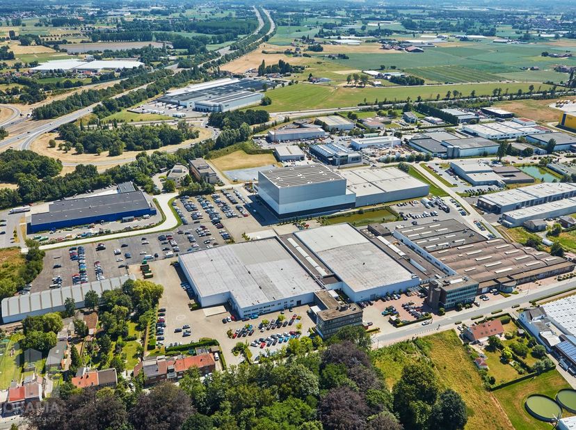 Bedrijfsgebouw met 1.316 m² magazijnruimte (kantoren optioneel).<br />
Gelegen in Satenrozen, uitstekend bereikbaar via de E19, op 20 min van Antwerpe
