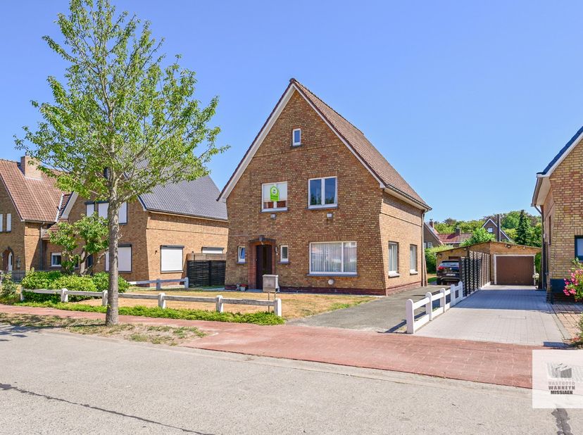 Op een goeie 2km buiten de ring van Brugge en in een rustige wijk is deze alleenstaande woning gelegen. Deze te renoveren open bebouwing in Sint-Kruis