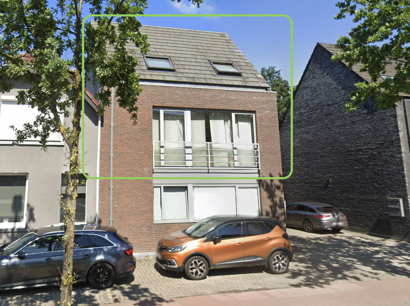 Gunstig gelegen instapklaar duplex appartement van 130 m² met terras van ca 25 m².<br />
Inbegrepen zijn een carport achteraan en het gebruik van een