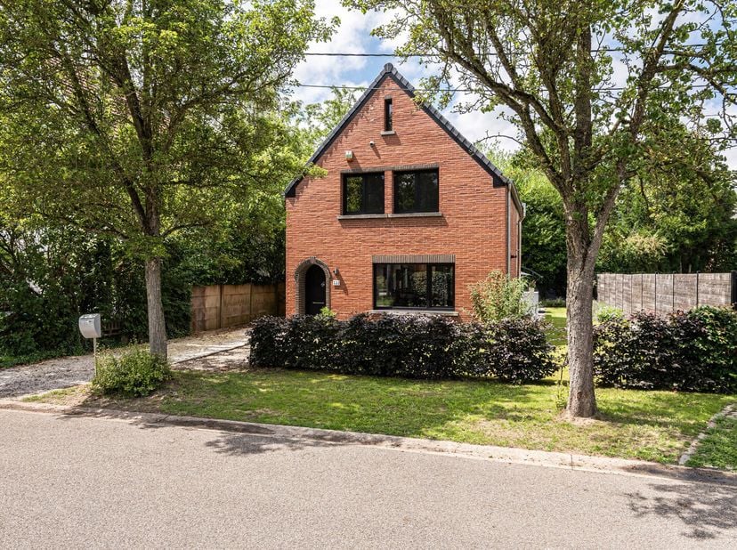 Hoogwaardig afgewerkte en doorgedreven gerenoveerde, eengezinswoning (open bebouwing) in rustige Ezaart, nabij natuurgebied Volmolen - Bel. De woning
