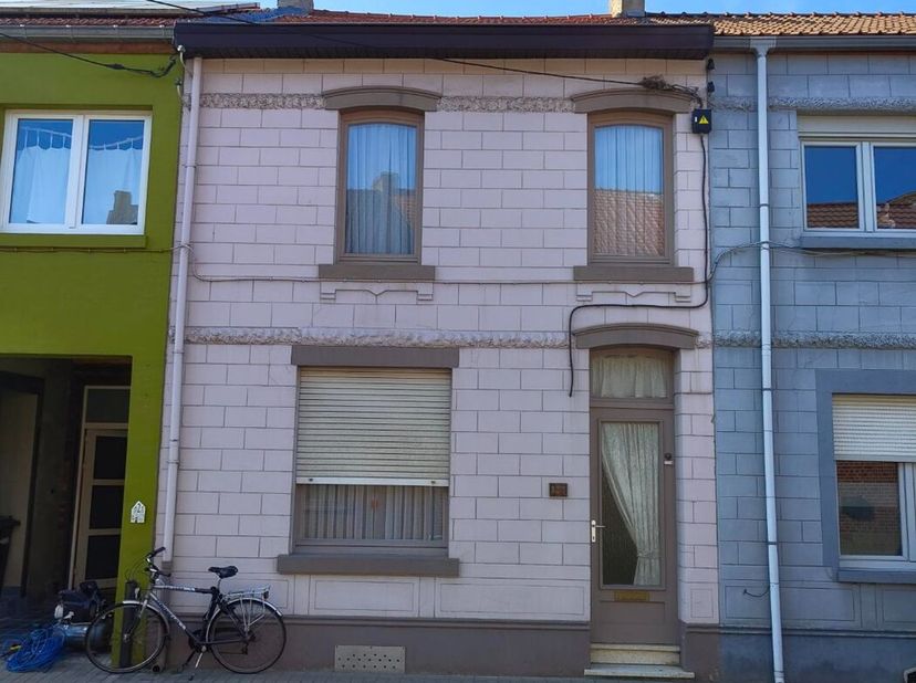 Deze standaard rijwoning in Attenhoven is de perfecte plek voor een gezin dat op zoek is naar een comfortabele en praktische woning. De woning beschik