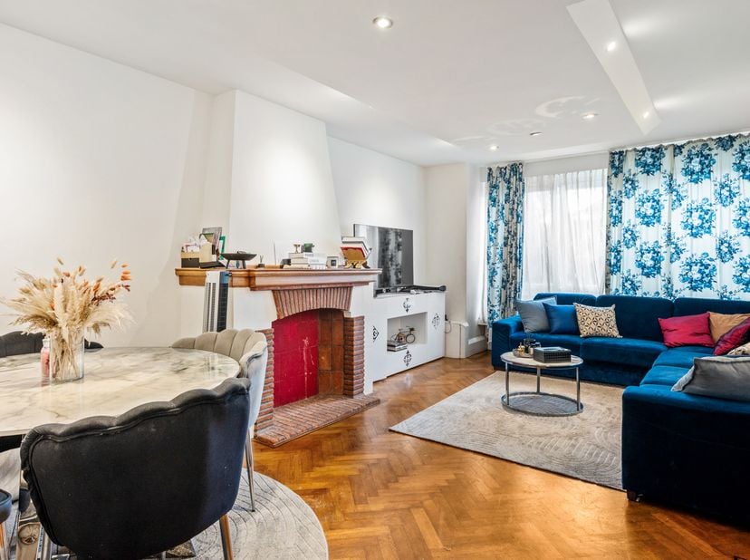 Dit appartement bevindt zich op een locatie die werkelijk alles te bieden heeft, groen om de hoek én het bruisende stad op slechts een steenworp afsta