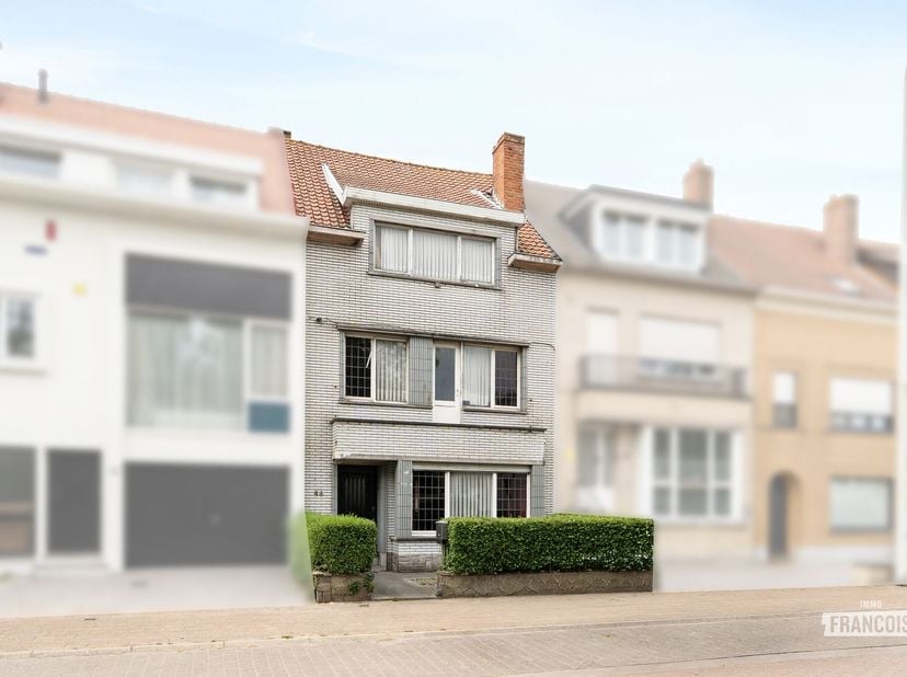 Bent u op zoek naar een woning die u volledig naar eigen smaak kunt renoveren? Dan is deze woning in de Vredelaan te Blankenberge zeker een bezoek waa