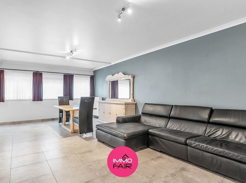 Dit verzorgde gelijkvloerse appartement ligt in het gezellige centrum van Lanaken, vlak bij het Kerkplein. Winkels, supermarkten, scholen, horeca en o