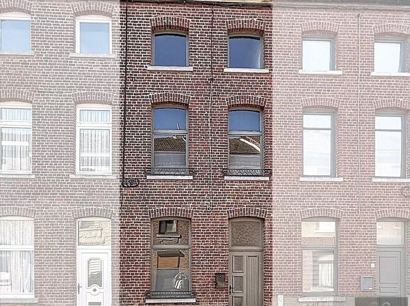 """ VENDU! """<br />
Située en plein centre-ville de Binche, au pied des remparts historiques, cette maison 2 façades offre un cadre de vie pratique e