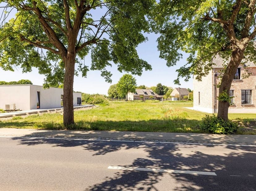 Terrain à bâtir de 900 m².<br />
Situation :<br />
Terrain à bâtir situé au calme avec une vue verdoyante à proximité du centre de Westmeerbeek, Weste