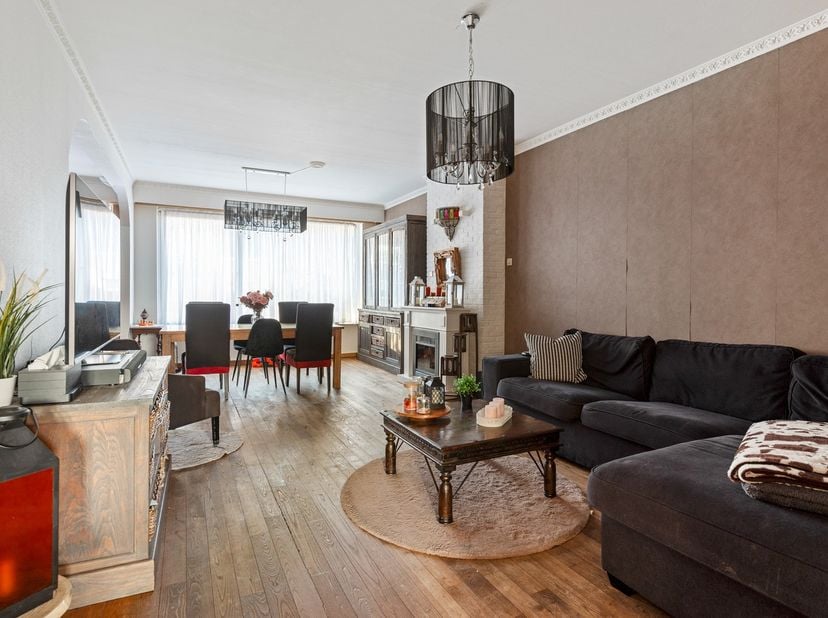 Deze ruime en goed onderhouden duplex gelegen aan de Karel Soetelaan 52 te Borsbeek biedt een ideale oplossing voor wie samen wil wonen met behoud van