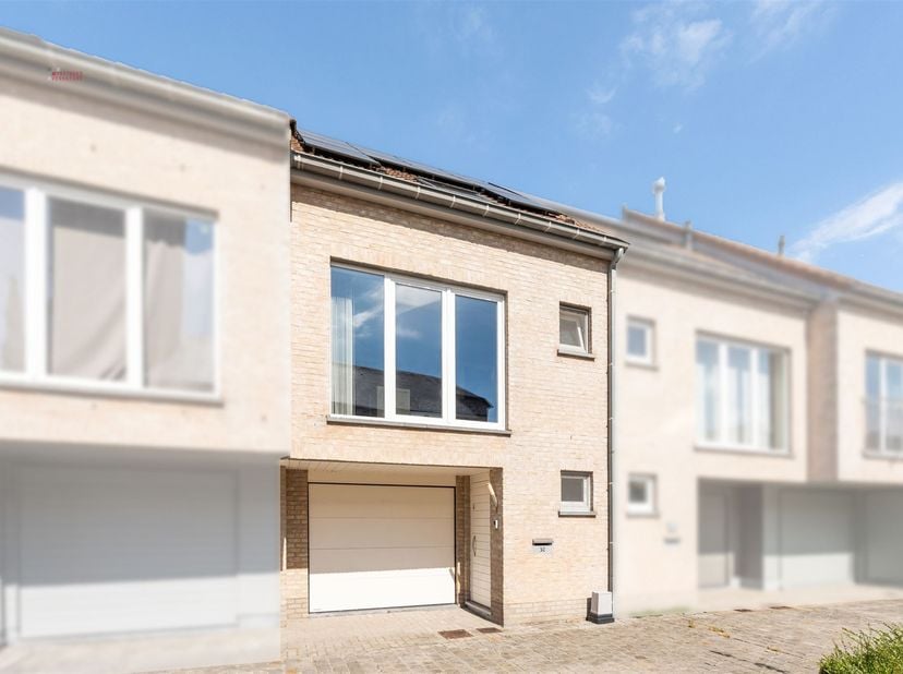 Instapklare bel-etagewoning met 3 slaapkamers, zonnige tuin, garage en 10 zonnepanelen<br />
Op een rustige en aangename ligging bevindt zich deze ve