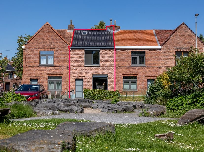 Leuke woning op absolute toplocatie<br />
<br />
Richtprijs: € 385 000 - Elk bod onder of boven deze prijs wordt in overweging genomen.<br />
BEZOEKWE