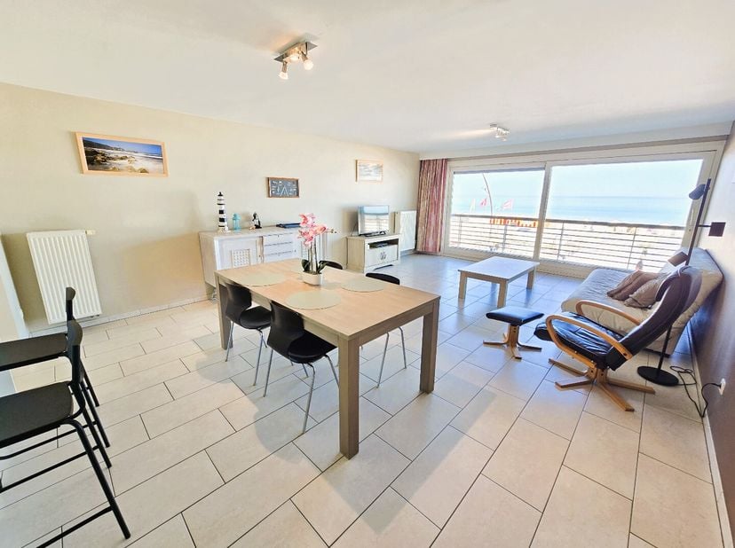 Magnifique appartement de 102m² avec une situation centrale sur la Digue de La Panne. L'appartement se trouve au 2ième étage de la résidence Albert I