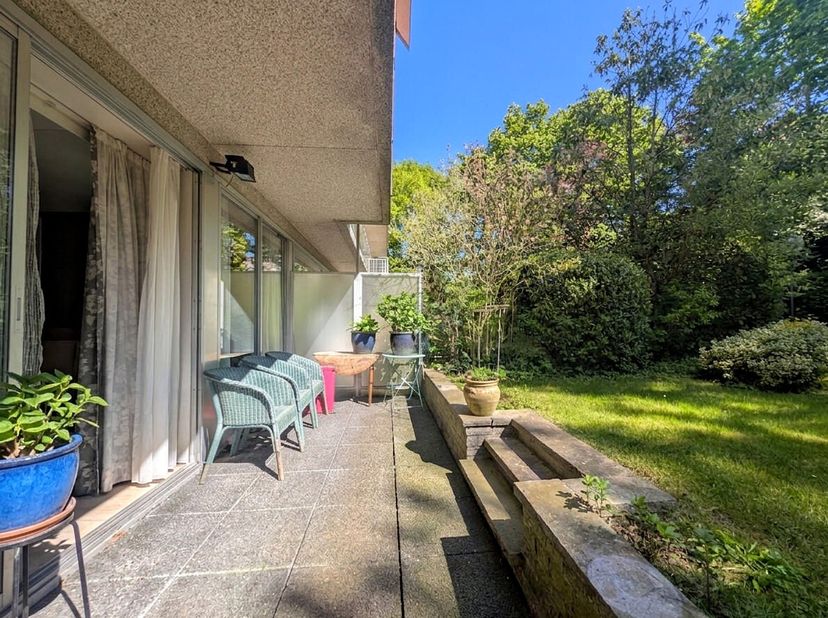 This ground-floor studio is composed as follows: an entrance hall with cloakroom, a semi-open kitchen opening onto the dining area and living room, a