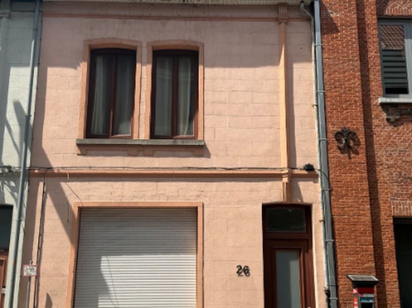 TE RENOVEREN WONING MET 5 SLAAPKAMERS EN 2 BADKAMERS&amp;nbsp;<br />
hal, ruime living, grote keuken, wasplaats, badkamer met ligbad<br />
tussenverdiep&amp;n
