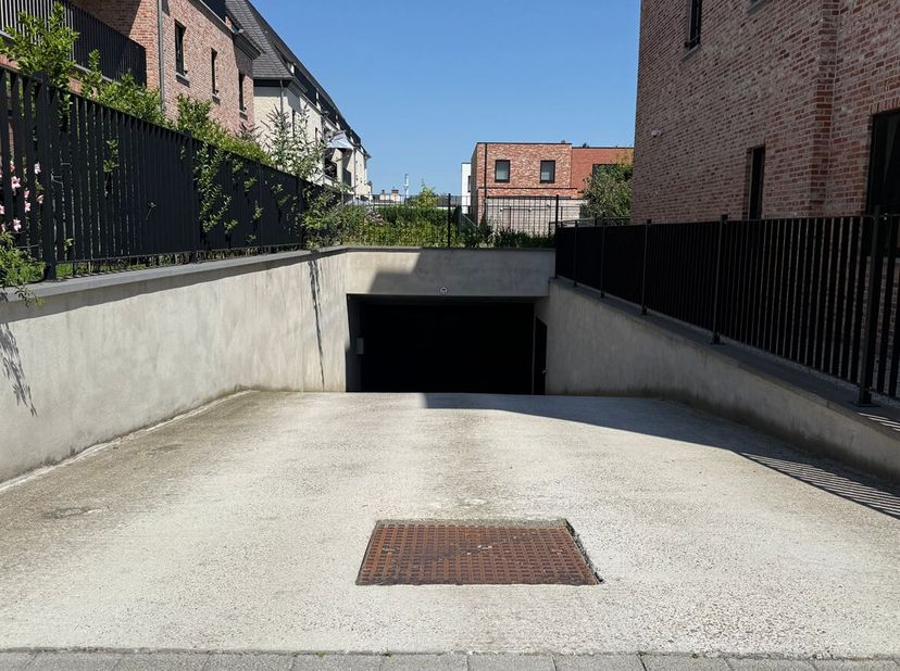 Place de parking souterraine située au coeur de Rumst<br />
Cette place de parking souterraine très pratique se trouve au 87 de la Nieuwstraat, à Rums