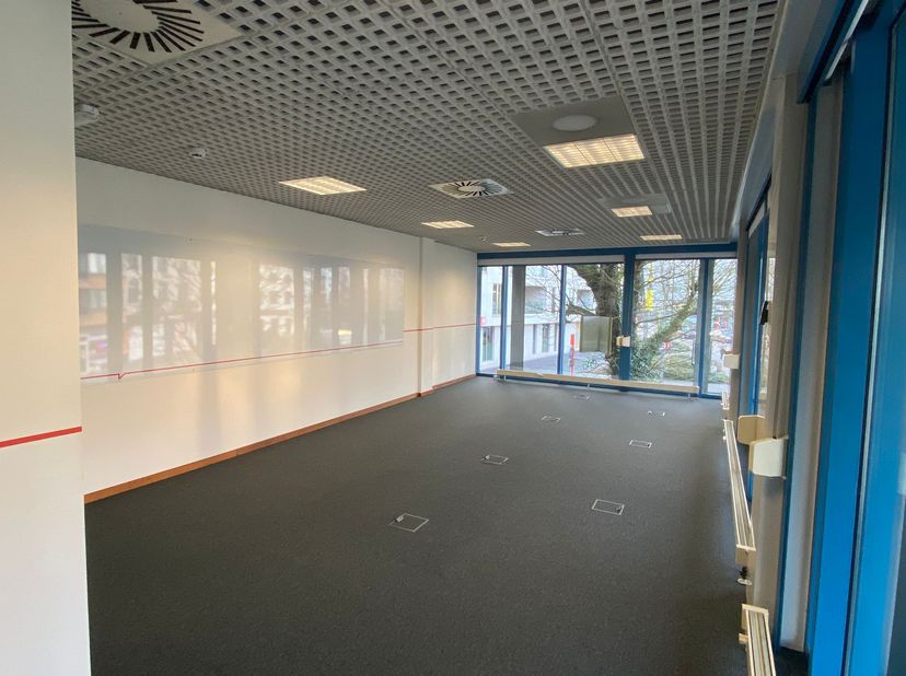 De kantoorruimte met terras bevindt zich op de 1ste verdieping, toegankelijk via centrale trappenhal en lift, en beschikt onder andere over airco, rui